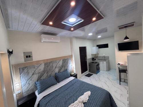 una camera da letto con un letto con un piumone blu di Deramai a Santo Domingo de los Colorados