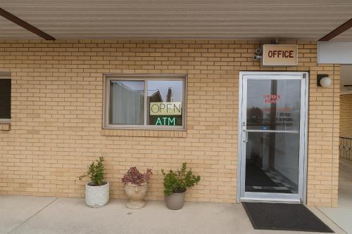 Ein Backsteingebäude mit einem offenen AMM-Schild im Fenster in der Unterkunft Canton Inn By OYO in Canton