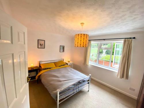 Ένα ή περισσότερα κρεβάτια σε δωμάτιο στο Tranquil Countryside Cottage near Loughborough