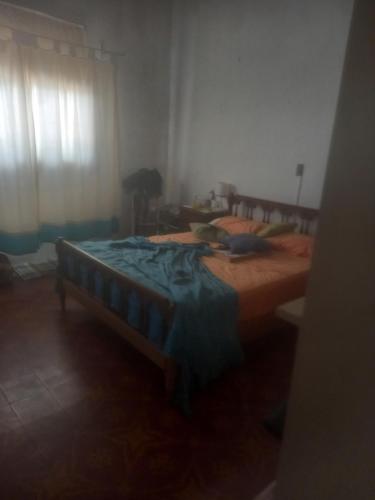 Un pat sau paturi într-o cameră la Alojamiento Luisito