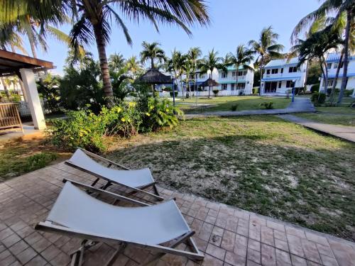 Κήπος έξω από το Peaceful & Scenic Villa on the Beach