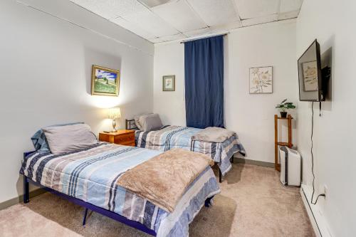 Habitación con 2 camas y TV. en 4 Mi to Mauch Chunk Lake Spacious Apt with Bar!, en Summit Hill