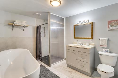 Un baño con bañera, inodoro y lavabo. en 4 Mi to Mauch Chunk Lake Spacious Apt with Bar!, en Summit Hill
