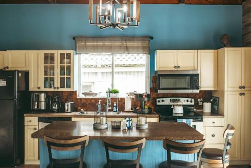 Η κουζίνα ή μικρή κουζίνα στο Jones Beach Houseboat