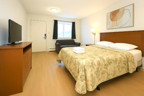 Μια τηλεόραση ή/και κέντρο ψυχαγωγίας στο Midtown Inn by JR