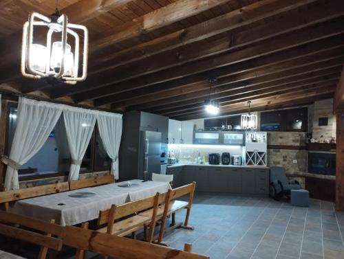 Kuchyň nebo kuchyňský kout v ubytování Странската изба град Калофер