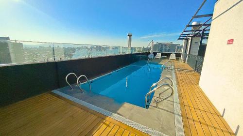 Bazén v ubytování Sierra Ñuñoa Suite nebo v jeho okolí