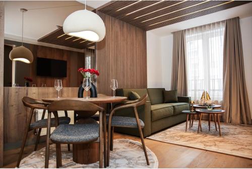 亚霍里纳Apartmani Ambar的客厅里有一张桌子和一张沙发