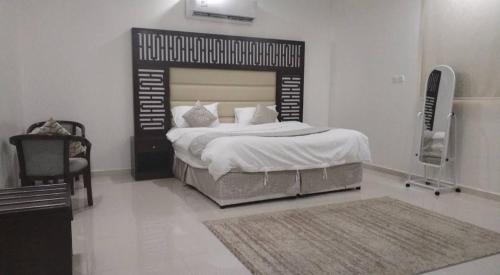 Ένα ή περισσότερα κρεβάτια σε δωμάτιο στο شقق منازل العروبة للشقق المخدومة