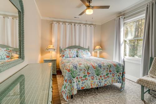 una camera da letto con un letto e una finestra di Wooded Couples Haven! 15 Mi to Wrightsville Beach a Scotts Hill