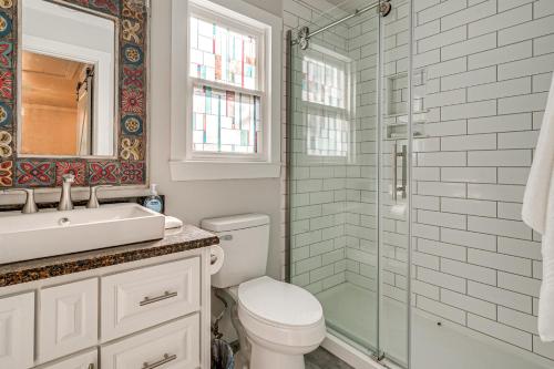 un bagno con wc, lavandino e doccia di Wooded Couples Haven! 15 Mi to Wrightsville Beach a Scotts Hill