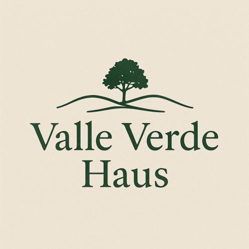 KallFerienhaus Valle Verde in Kall-Steinfeld的山坡上的一棵树，树上写着“山谷轭屋”字样