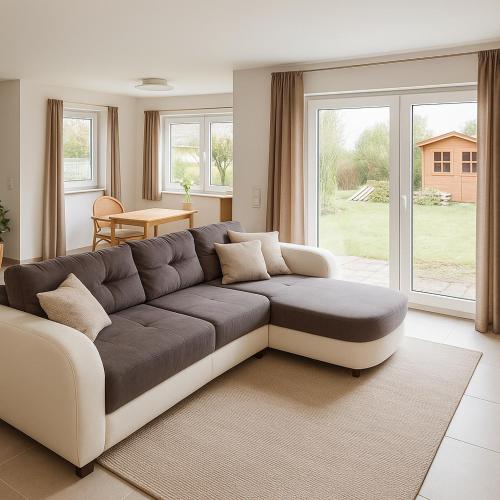 KallFerienhaus Valle Verde in Kall-Steinfeld的客厅里，窗前有一张沙发