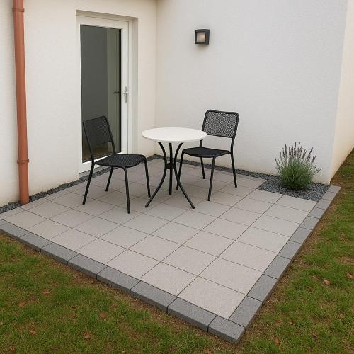 KallFerienhaus Valle Verde in Kall-Steinfeld的露台上的两把椅子和一张桌子