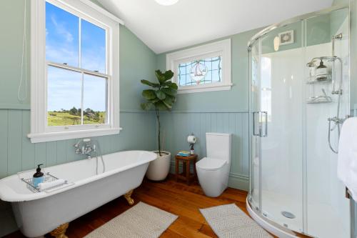 Koupelna v ubytování Luxury Coastal Escape - Pet Friendly