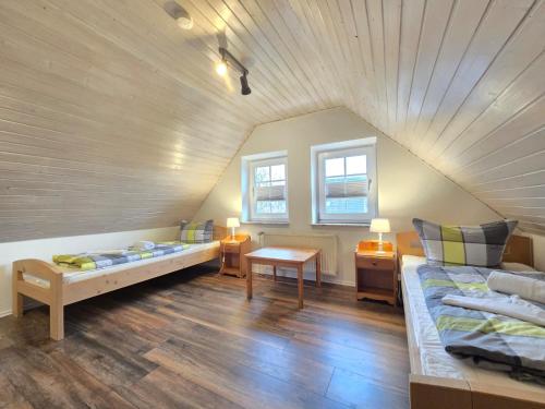 奈斯玛兹埃勒Ferienhaus Strandkrabbe的阁楼间 - 带2张床和2扇窗户