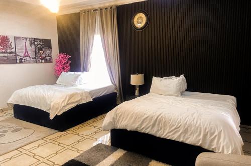 Giường trong phòng chung tại Heirloom Luxury Hotel and Apartments