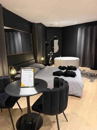 Postel nebo postele na pokoji v ubytování La Suite Miroir - Love Room baignoire balnéo