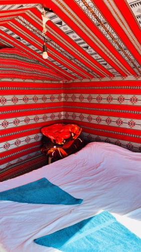 Piscina a Desert Nights camp o a prop