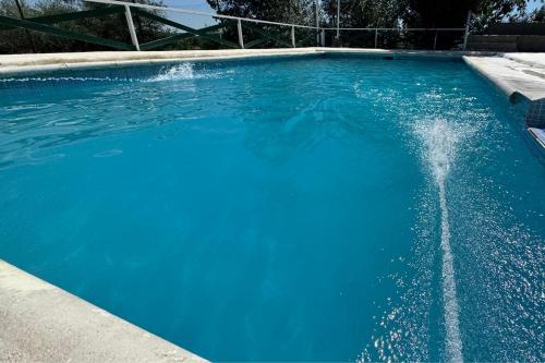 坦季Cabañas Antílope & Spa的一座大型蓝色游泳池,里面装有水