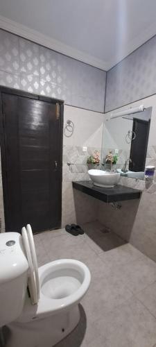 ein Badezimmer mit Toilette und Waschbecken in der Unterkunft BnB Islamabad in Rawalpindi