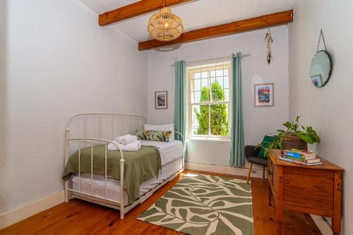 a bedroom with a bed and a window at Casa Querida in Stanford