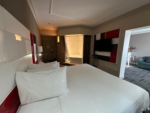 梅迪辛哈特梅迪辛哈特贝蒙特旅馆套房酒店的房间里有一张白色大床的卧室