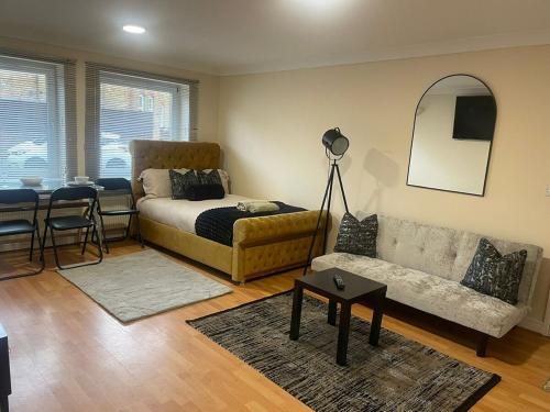 Khu vực ghế ngồi tại Cozy apartment, sleeps 4 with TV