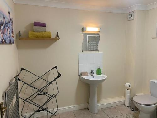 Phòng tắm tại Cozy apartment, sleeps 4 with TV