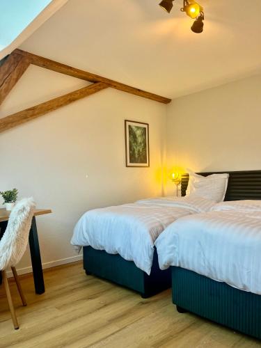 Postel nebo postele na pokoji v ubytování Loft am Rebhügel-modern wohnen in den Weinbergen