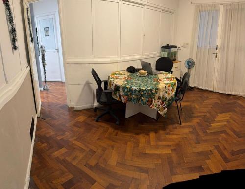 Un comedor con mesa y sillas en HouseCheconquista, en Buenos Aires