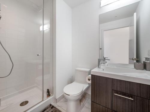 un bagno con wc, doccia e lavandino di The WELL Suites - Entertainment District Toronto a Toronto