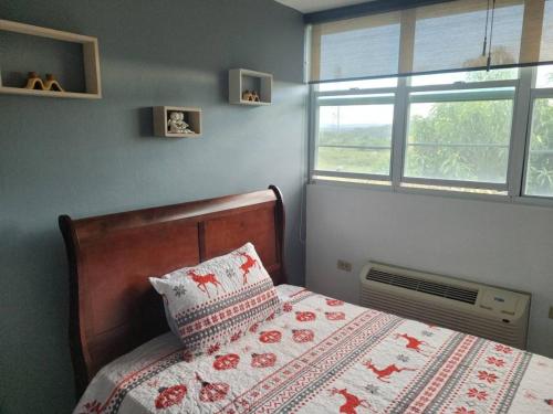 Una cama o camas en una habitación de Walk to Beach • Pool • Balcony views + BBQ Grill