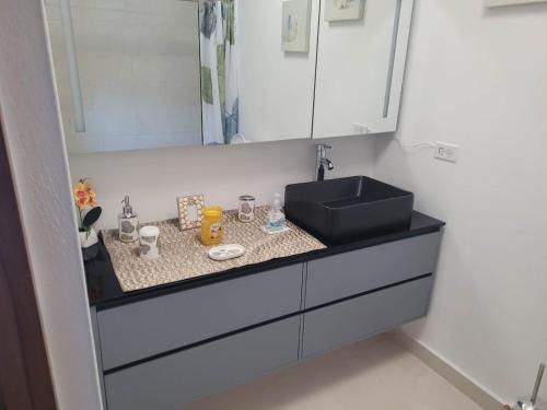 Una cocina o cocineta en Walk to Beach • Pool • Balcony views + BBQ Grill