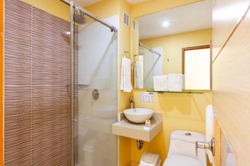 Un baño con ducha, inodoro y lavabo. en Hotel Portobahia Santa Marta Rodadero, en Santa Marta