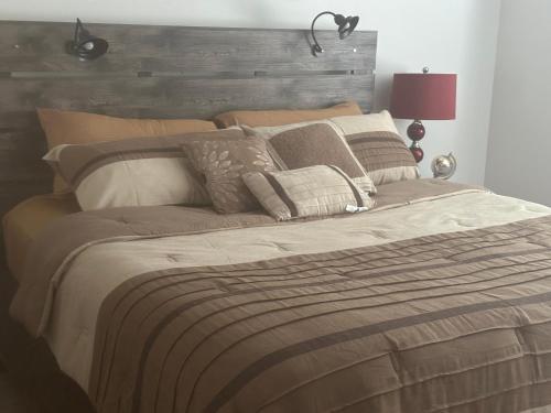 Giường trong phòng chung tại Luxurious Brand New Entire 3br and 2bath