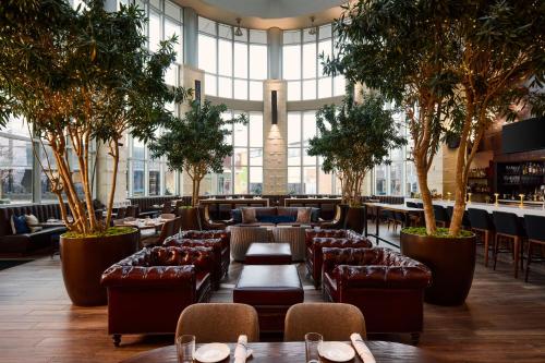 un ristorante con sedie e alberi in un edificio di Archer Hotel Austin ad Austin