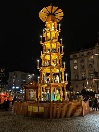 ein großer gelber Turm in einer Stadt bei Nacht in der Unterkunft Weinrebe Oberhermsdorf nahe Dresden in Wilsdruff