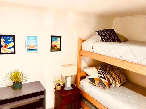 ein Schlafzimmer mit zwei Etagenbetten und einem Schreibtisch in der Unterkunft Mahiahouse in Santiago