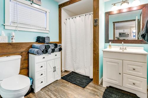 ein Badezimmer mit Toilette, Waschbecken und Dusche in der Unterkunft Ride-InandRide-Out Getaway Less Than 1 Mi to Lake Arbutus in Hatfield