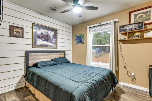 ein Schlafzimmer mit einem Bett und einem Fenster in der Unterkunft Ride-InandRide-Out Getaway Less Than 1 Mi to Lake Arbutus in Hatfield