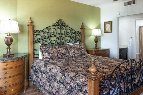 een slaapkamer met een groot bed en twee lampen bij Sonoran Spa W404 in Campo del Medio