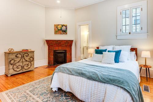 Ένα ή περισσότερα κρεβάτια σε δωμάτιο στο 2 Blocks to Archbold Medical Center! Airy Retreat