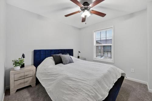 En eller flere senge i et værelse på Cozy 2BR getaway with modern comfort