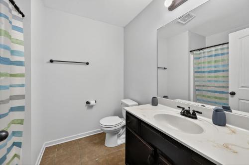 Et badeværelse på Cozy 2BR getaway with modern comfort