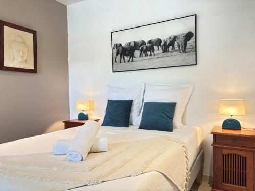 Rémire-CampVilla MezzaWork - Plage - Terrasse - 1 à 3 chambres的一间卧室，里面有一张床，还有一群大象