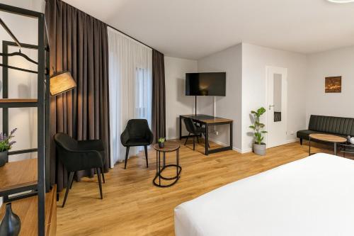 a hotel room with a bed and a desk at la Plaza24 in Düsseldorf