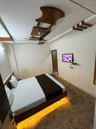 Postel nebo postele na pokoji v ubytování Hotel Kinara Inn