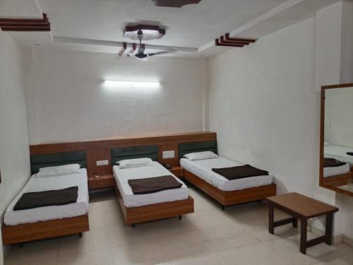 Postel nebo postele na pokoji v ubytování Hotel Kinara Inn