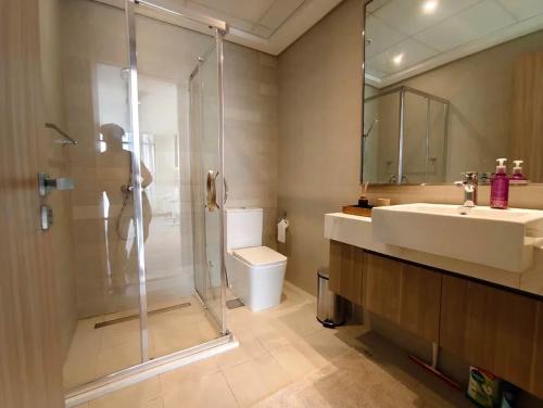 un bagno con doccia, WC e lavandino di Lovely 2/ Bedroom apartment a Dubai